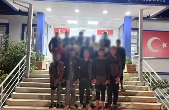 Kaçak göçmen taşıyan araçlara baskın: 24 kişi yakalandı