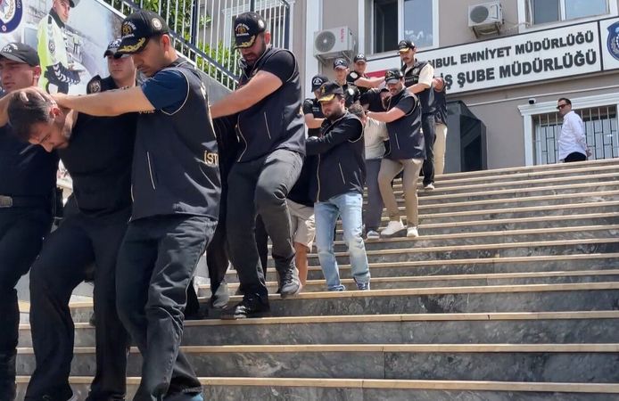 Turistleri taşıyan VIP aracı durdurup gasp ettiler