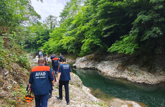 Kızının gözü önünde ırmağa düşen baba kurtarılamadı