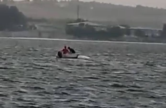 Küçükçekmece Gölü'nde alabora olan kayık battı; mahsur kalanlar kurtarıldı