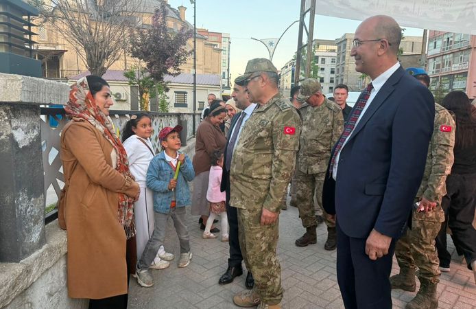 Orgeneral Tokel, Yüksekova'da esnafı ziyaret etti