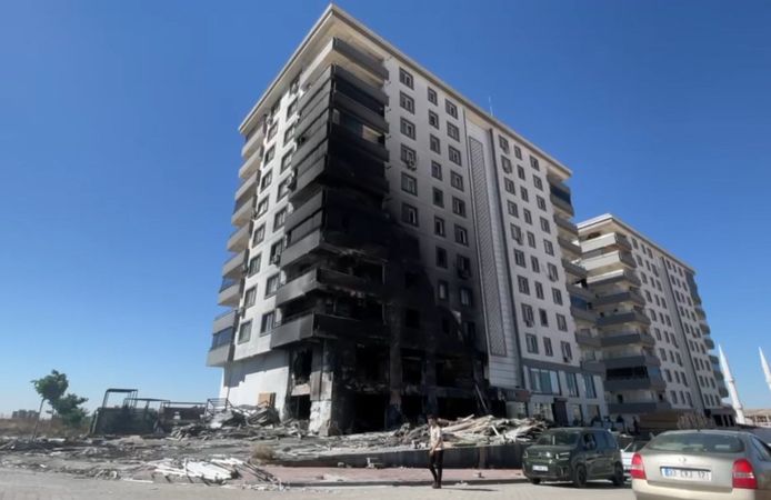 Şanlıurfa’da apartman yangını: İş yeri ve 8 dairede hasar oluştu