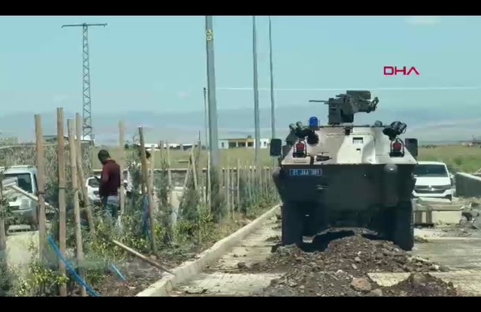 Fabrika inşaatında beton blok işçilerin üzerine düştü