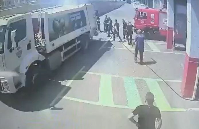 Yanan çöp kamyonunu itfaiye istasyonuna sürdü