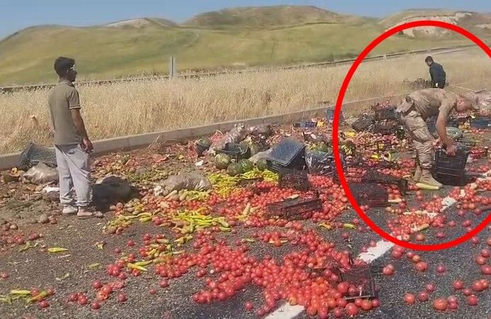 Lastiği patlayan kamyonetteki yük yola saçıldı