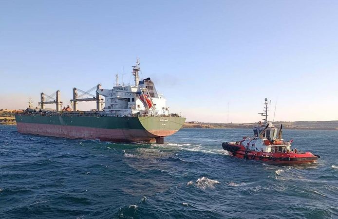 Çanakkale Boğazı'nda karaya oturan gemi için kurtarma çalışması başlatıldı