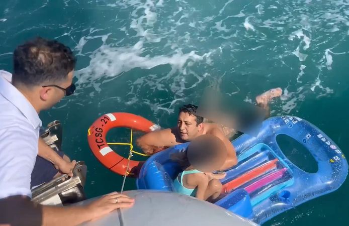 Deniz yatağıyla sürüklenen çocuğu sahil güvenlik kurtardı