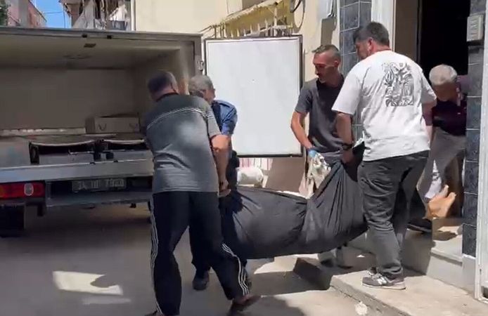 Evinin merdivenlerinden kayıp düşerek öldü
