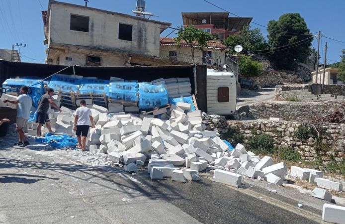 Hatay'da inşaat malzemesi yüklü kamyonun devrilme anı kamerada
