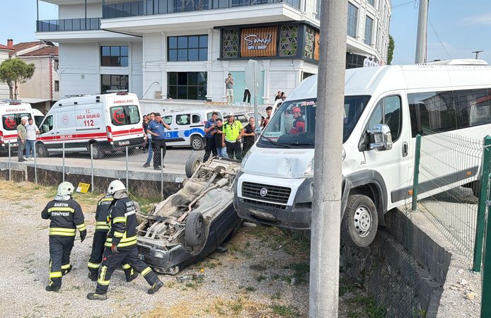İşçi servisi ile iki otomobil çarpıştı: 3 yaralı