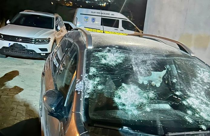 Malatya'da 2 şüpheli otomobile kurşun yağdırdı; o anlar kamerada