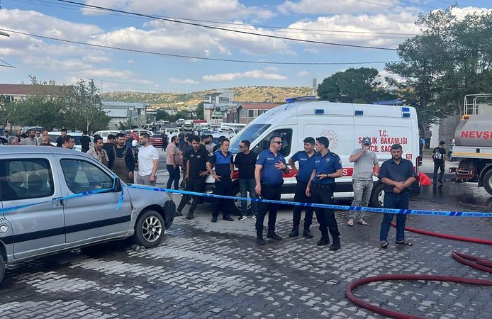 Oto tamirhanesinde yangın: 5 kişi dumandan etkilendi