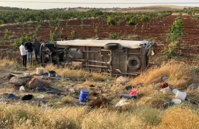 Lastiği patlayan minibüs şarampole uçtu