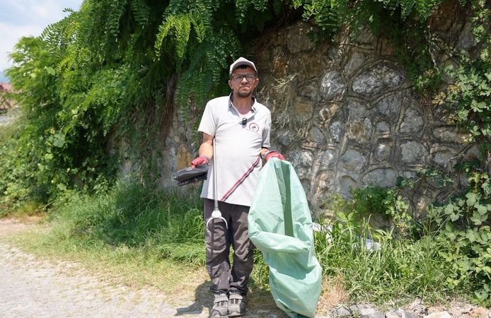Çöpleri toplarken 3,5 milyon liralık altın buldu