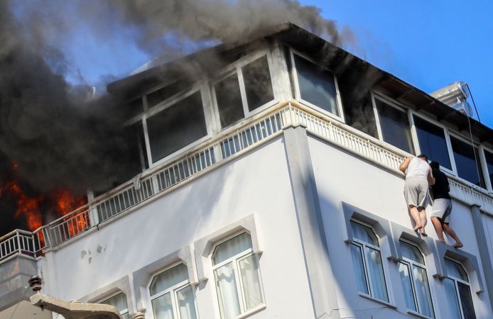 Antalya'da korkutan yangın: Korkuluk demirinde kurtarılmayı beklediler