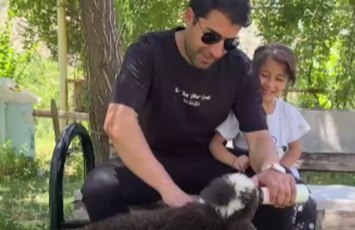 2 günlük yetim kuzuya anne şefkati