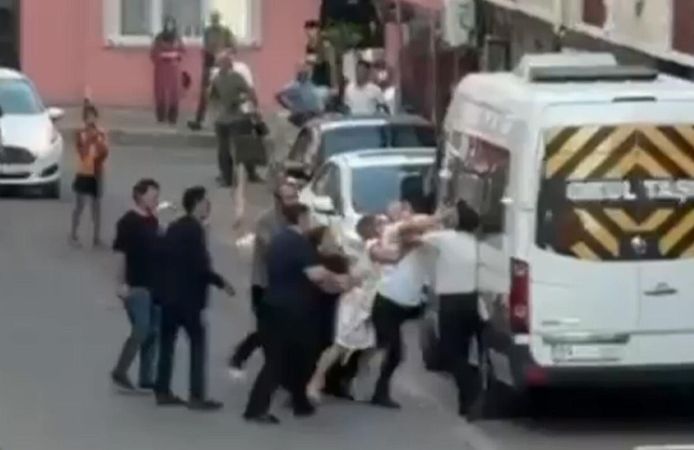 Komşuların keserli, yumruklu kavgası kamerada