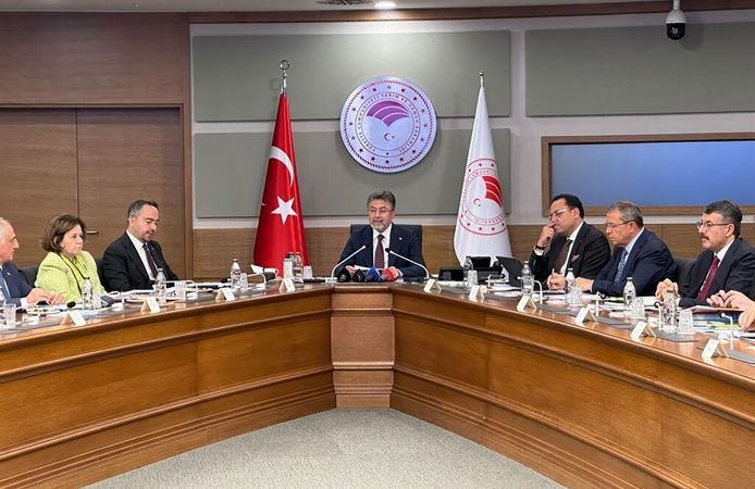 Bakan Yumaklı: "Bazen çok az, bazen de çok fazla suyla mücadele etmek zorunda kalacağız"