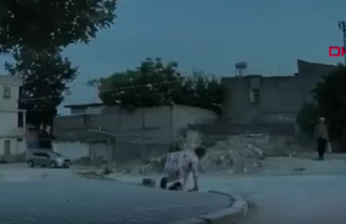 Motosiklet çarptı, çantasını alıp koşarak uzaklaştı