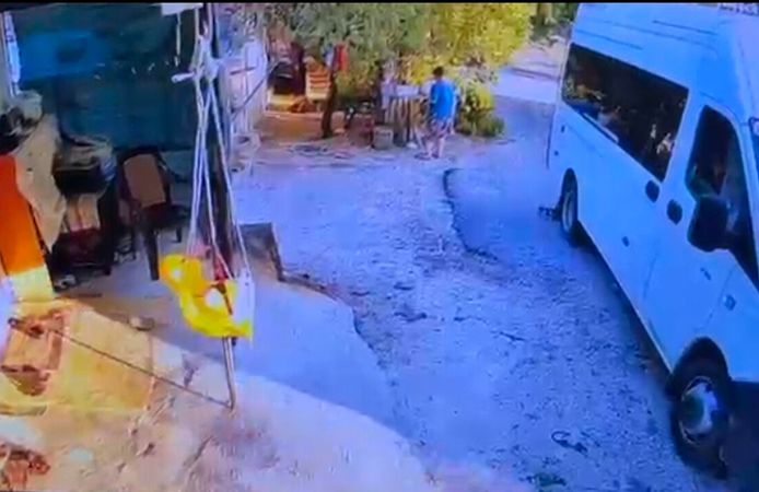 Minibüsle geri manevra yaparken oğlunun ölümüne neden oldu