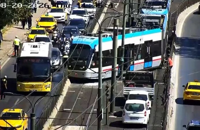 Tramvay raydan çıktı