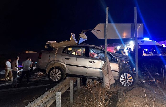 Çelik bariyerlere çarpan otomobilin ehliyetsiz sürücüsü öldü