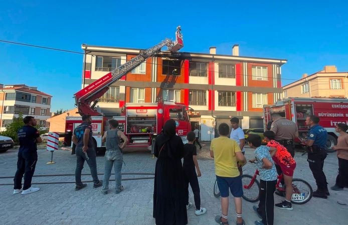Eskişehir’de iki katlı binada yangın: 4 kişi dumandan etkilendi