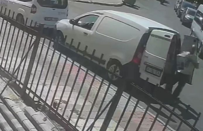 Gaziosmanpaşa'da kargo aracından hırsızlık kamerada