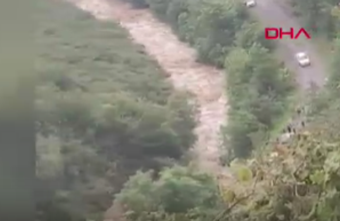 Sağanak yağmur faciaya dönüştü: Anne ve 2 kızı kayıp