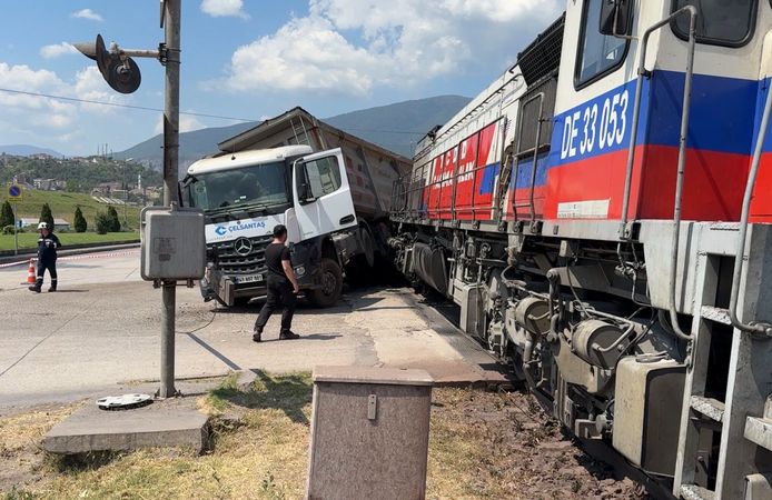 Hemzemin geçitte lokomotif ile TIR çarpıştı