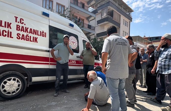İş makinesinin altında kalan belediye işçisi kurtarılamadı