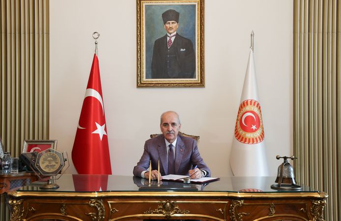Kurtulmuş, 'Milli Dayanışma ve Toplumsal Bütünleşmenin Güçlendirilmesine Dair Kanun Teklifi'ni imzaladı