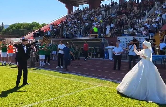 Nikahtan sonra tribünde takımlarını destekleyen çift, maç sonunda sahada çiftetelli oynadı