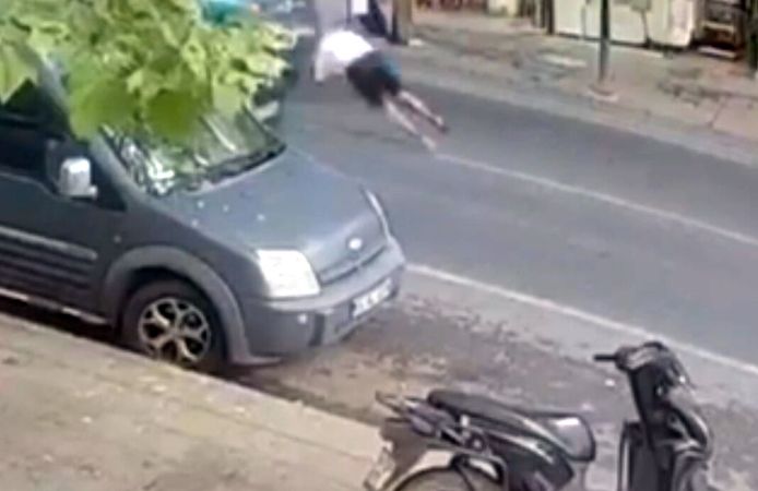 Çarpmanın etkisiyle yaya metrelerce savruldu