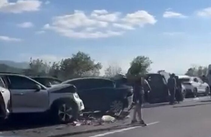 Otoyolda 12 aracın karıştığı zincirleme kaza: 6 yaralı