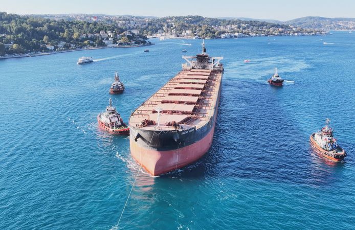 Rusya'da İHA saldırısına uğrayan gemi İstanbul Boğazı'ndan geçti