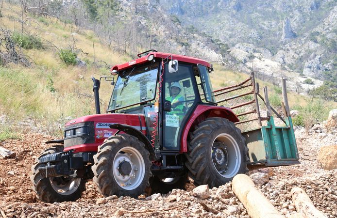 ORKÖY kredisiyle traktör aldı, ormanda ailesiyle üretime katıldı