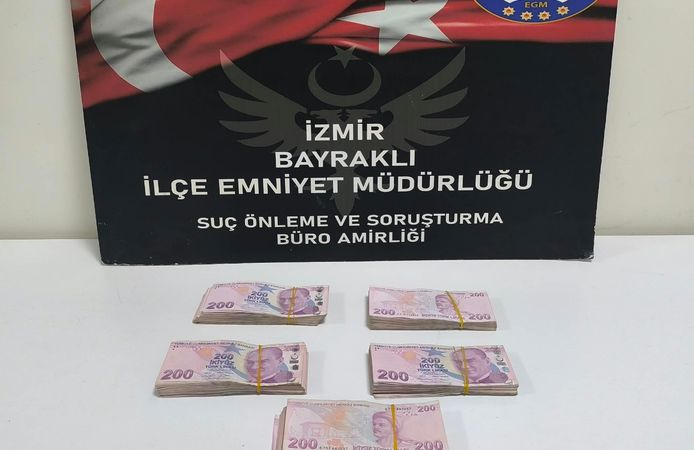 Tapu satışı sonrası düşürülen parayı bulup aldı; o anlar kamerada