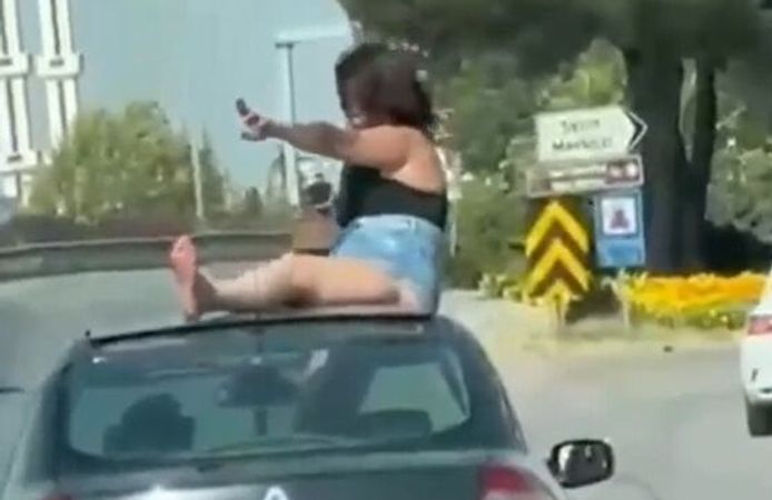Seyir halindeki aracın kaputuna çıktı: 2 gözaltı