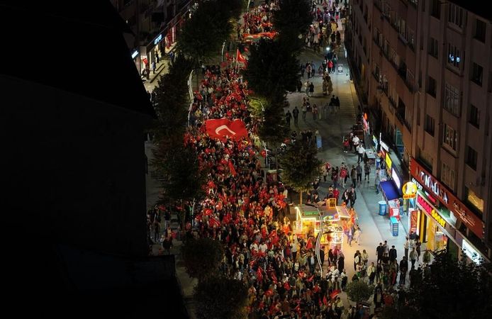 Yüzlerce kişi Türk bayrakları ve meşalelerle yürüdü