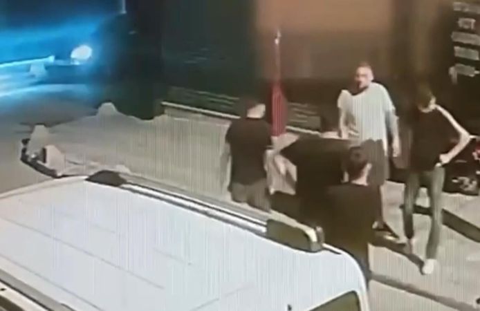 Sokak ortasında bıçaklı saldırı
