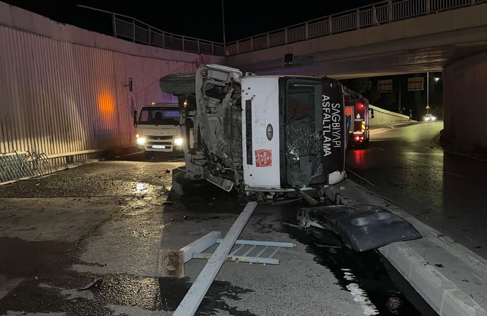 Virajı alamayan asfalt kamyonu alt geçit yoluna düştü