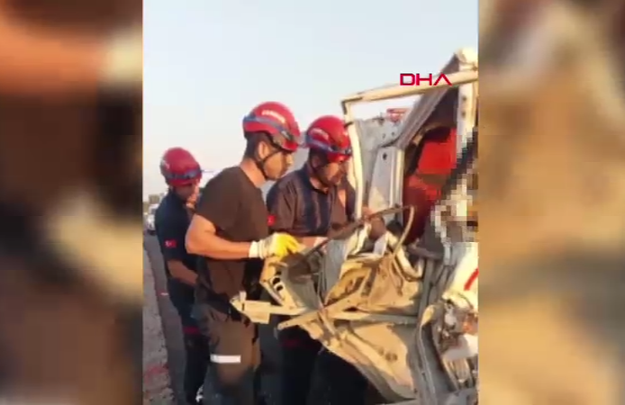 Kamyonet TIR’a çarptı: 2 ölü