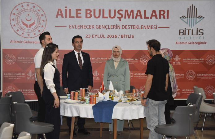 Bitlis'te devlet desteğiyle evlenen genç çiftler buluştu
