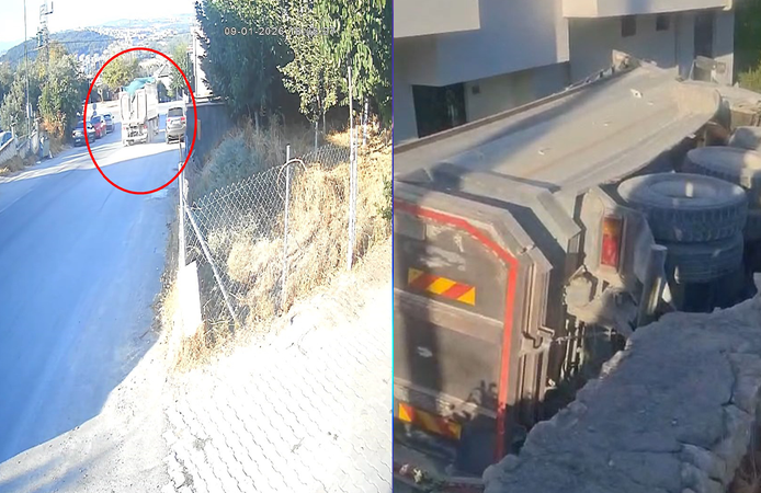 2 otomobile çarpan hafriyat kamyonu, evin bahçesine düştü