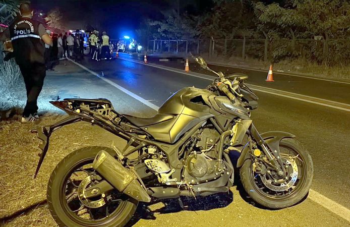 Motosikletten düşüp midibüsün altına savruldu