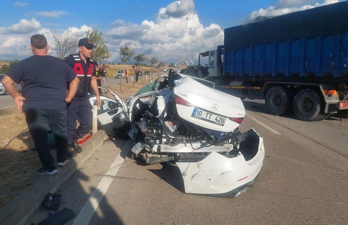 Kamyonun altına giren otomobilde anne ve kızı hayatını kaybetti