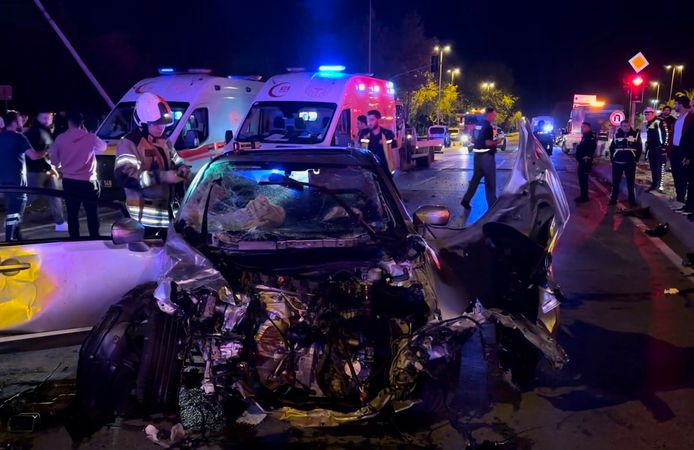 iki otomobil çarpıştı 11 yaralandı, 2'si ağır