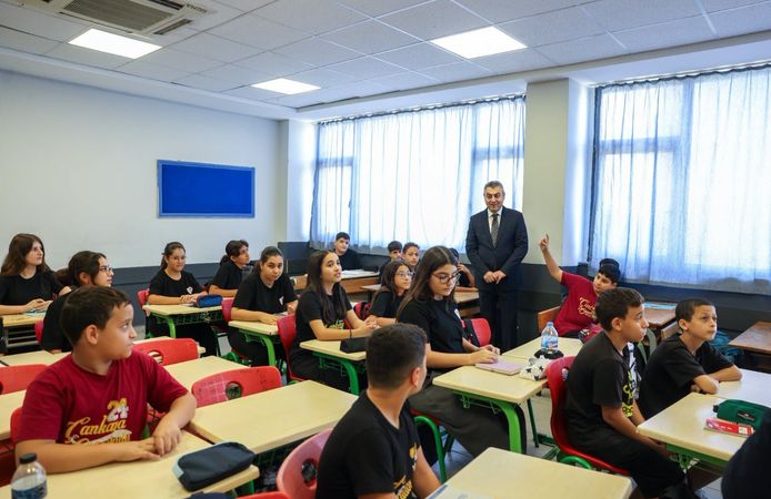 Vali Atilla Toros, Şehit Mert Kaya Ortaokulunu ziyaret etti