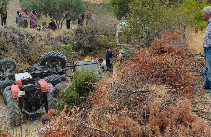 Tarladan dönerken traktör devrildi: 2 kişi öldü, 3 yaralı